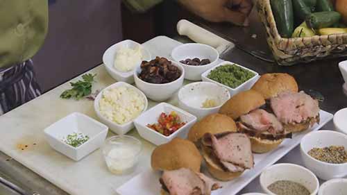 装饰烤牛肉三明治