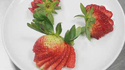 用草莓装饰蛋糕