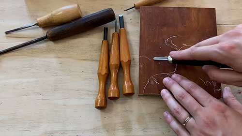 版画《岸边的两个女人》