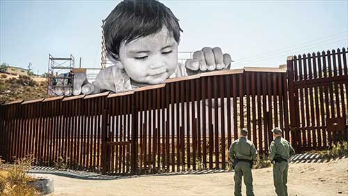 在美墨边境墙上的艺术装置