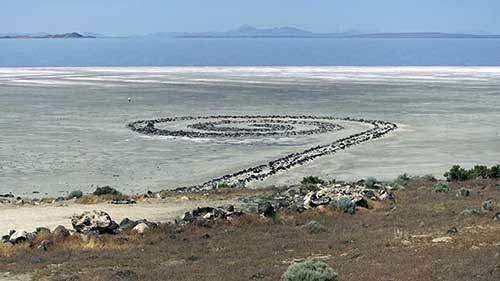 《螺旋状防波堤》艺术解析