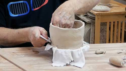 手工制作陶罐的坯子