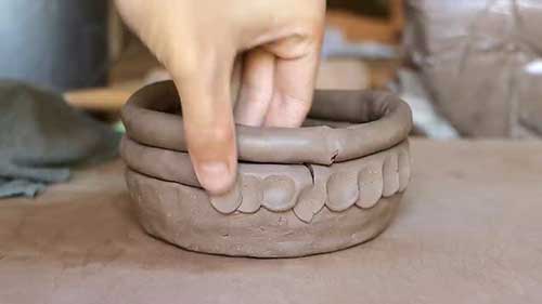 用泥条成型法制作陶碗