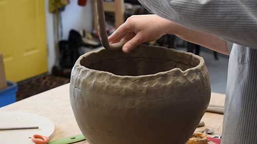 用泥条盘筑大陶罐