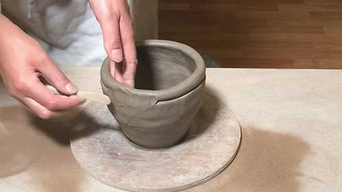 用泥条成型法制作陶罐