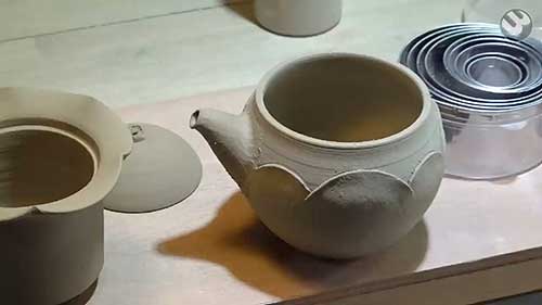 韩国陶艺师制作茶壶