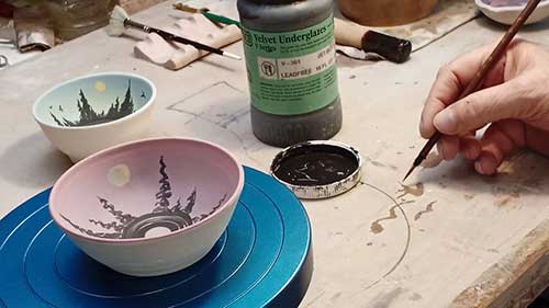 釉下彩绘：林间飞鸟图