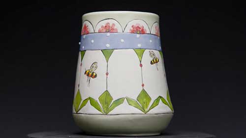 釉下彩绘的工具与笔触技巧