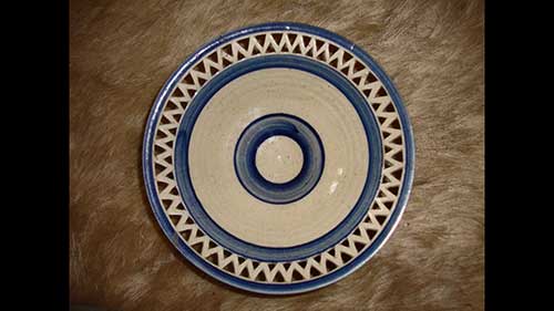 用镂空法雕刻素坯