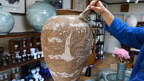 韩国陶艺家剔花展示