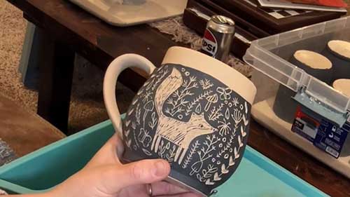 用剔花法制作马克杯