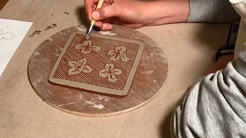 剔花与泥浆装饰的结合