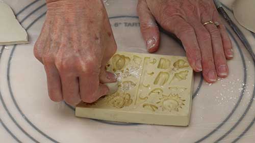 巧用模印贴花做装饰