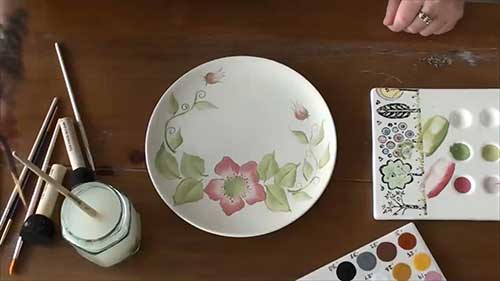 在陶瓷上绘制花草