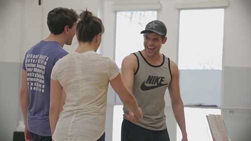 《新闻男孩》演员排练