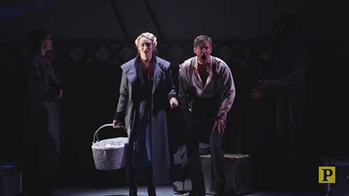 《伦皮卡》上演前演员排练