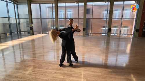 标准舞中的旋转与摆荡