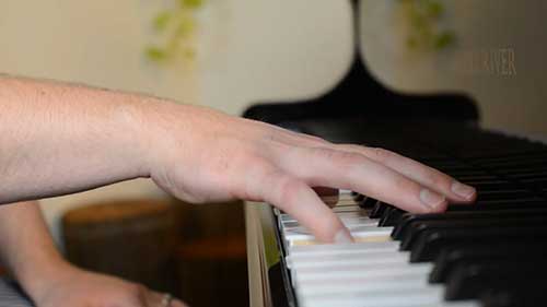 钢琴上如何弹奏八度