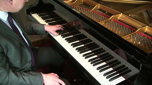 钢琴大师演示八度弹奏