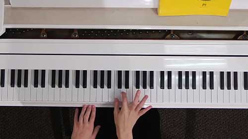 如何正确地将手指放在钢琴键上