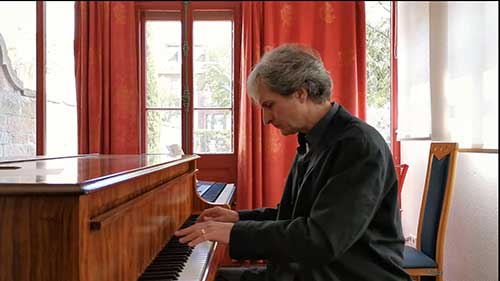 如何弹奏半跳音