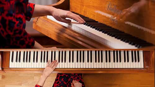 如何在钢琴上演奏琶音