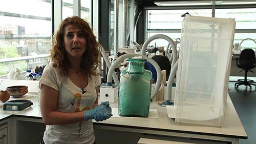 保护罗马不列颠时期的骨灰瓮 03 为拆解做准备