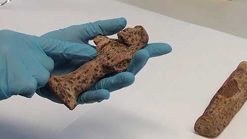 修复师处理文物时需要戴手套吗