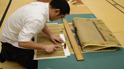 保护一幅日本的卷轴画