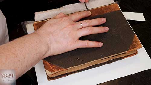古书保护与修复 06 粘贴新的亚麻衬里