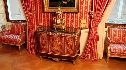 修复法国王后的五斗橱