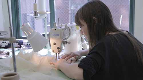 时装秀设计师的幕后工作