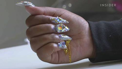 在指甲上添加链子和水晶