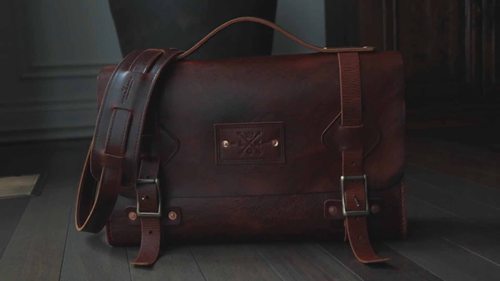 制作皮革邮差包