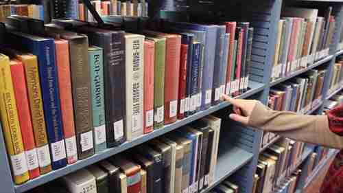 如何整理图书馆的书架