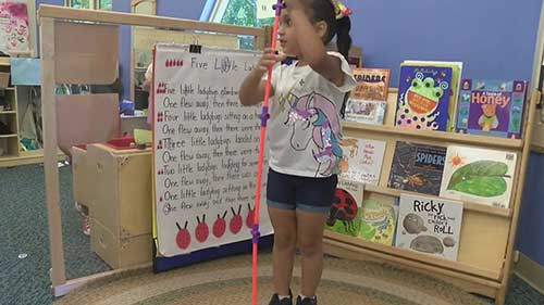 应该向学生介绍玩具怎么玩吗