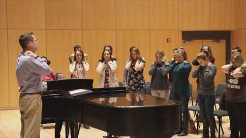 合唱团表演前的声带“热身”1