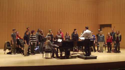 合唱团表演前的声带“热身”2