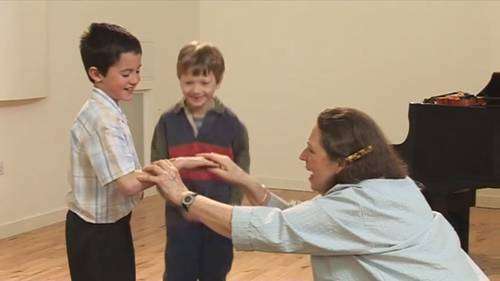 小提琴初学者的胳膊绕圈训练