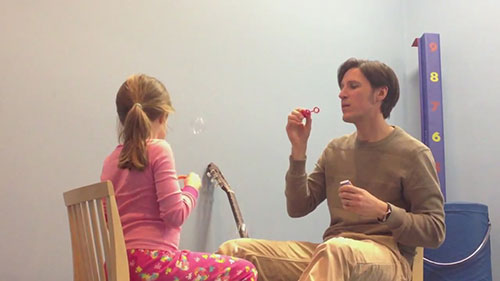 如何安抚重度自闭症学生