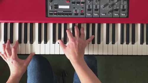 手小的人适合演奏钢琴吗